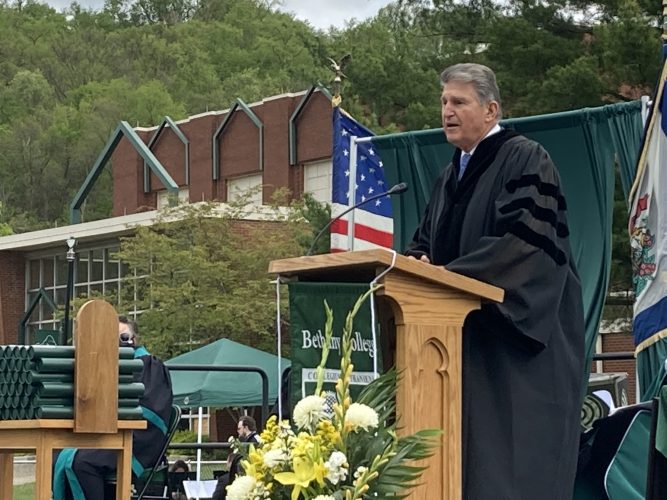 Sen. Joe Manchin Tells Bethany Grads to Step Forward and Make Change | News, Sports, Jobs - Vimarsana News